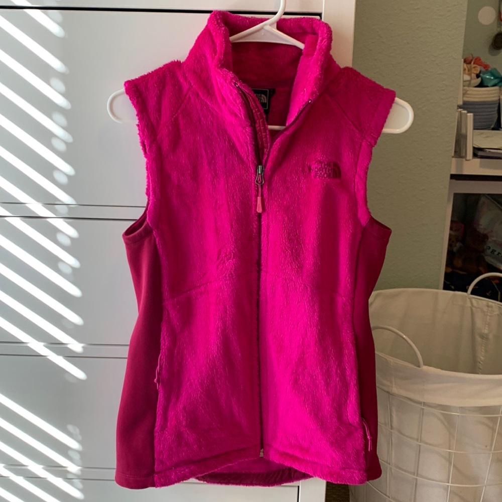 North face fushia vest in excellent condition